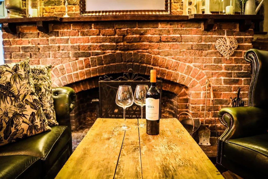 The Roundabout Hotel Pulborough Exteriör bild