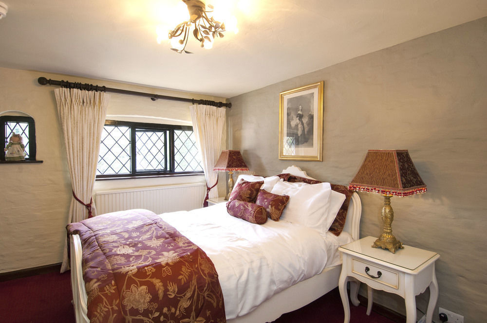 The Roundabout Hotel Pulborough Exteriör bild