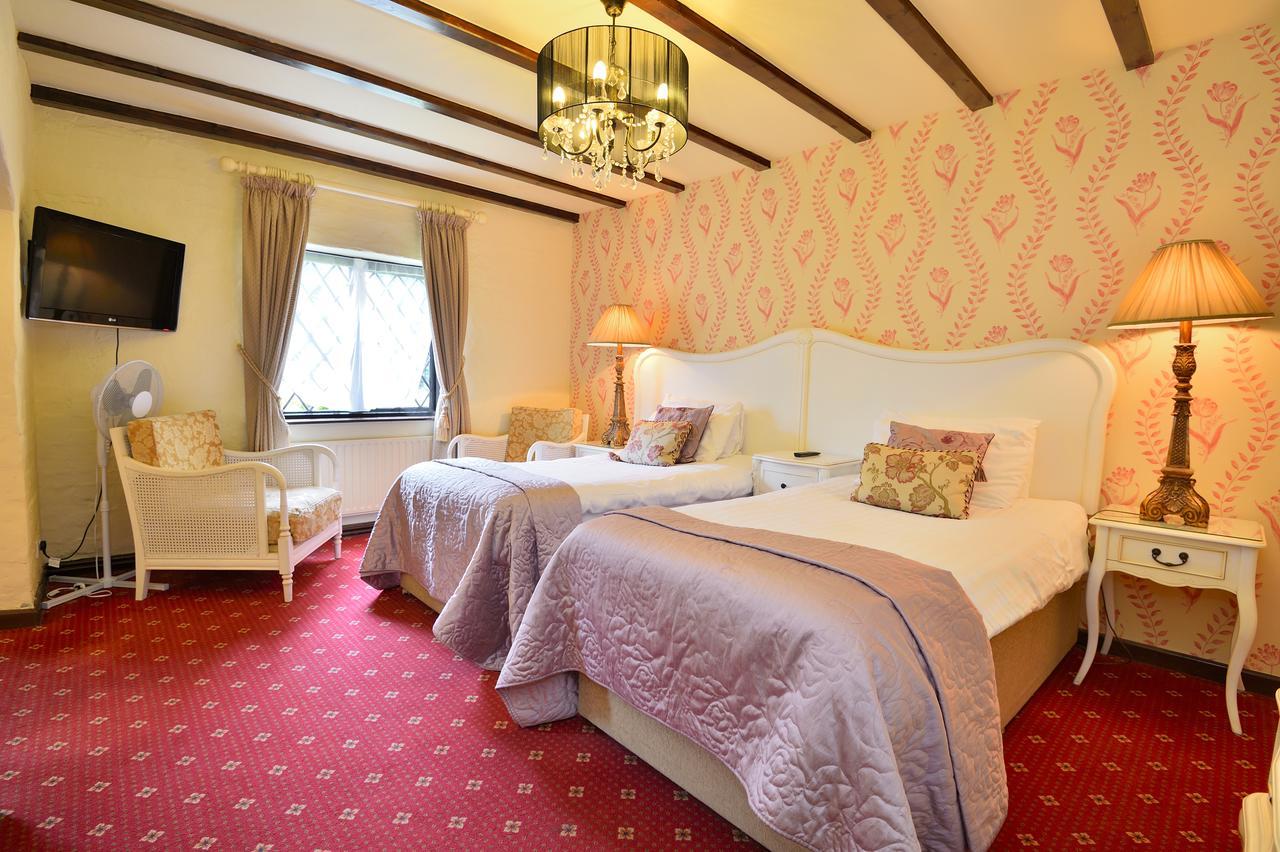 The Roundabout Hotel Pulborough Exteriör bild