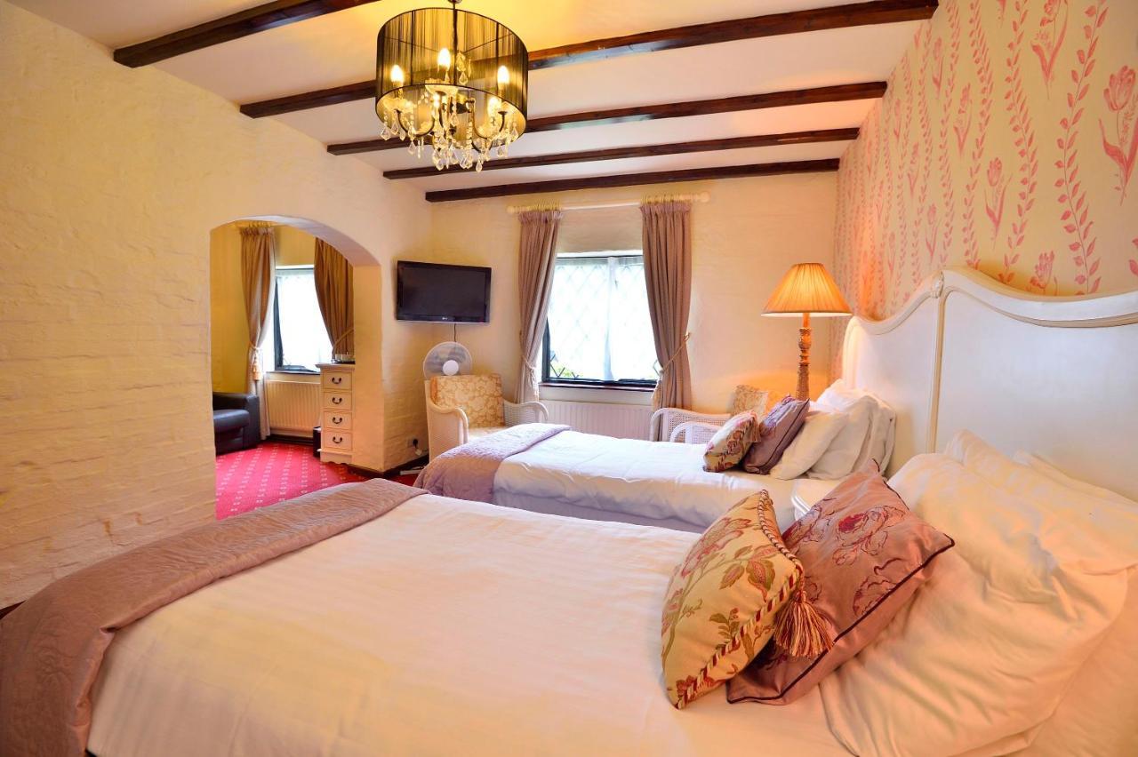 The Roundabout Hotel Pulborough Exteriör bild
